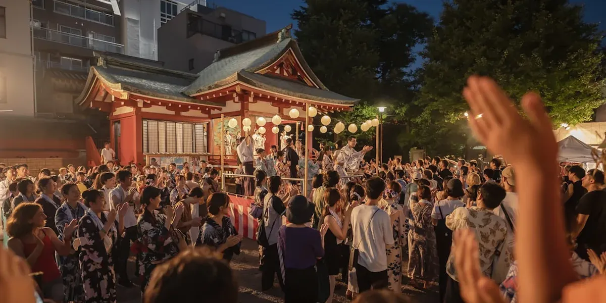 Senso-ji temple in Asakusa Tokyo with its iconic lantern gate at sunrise